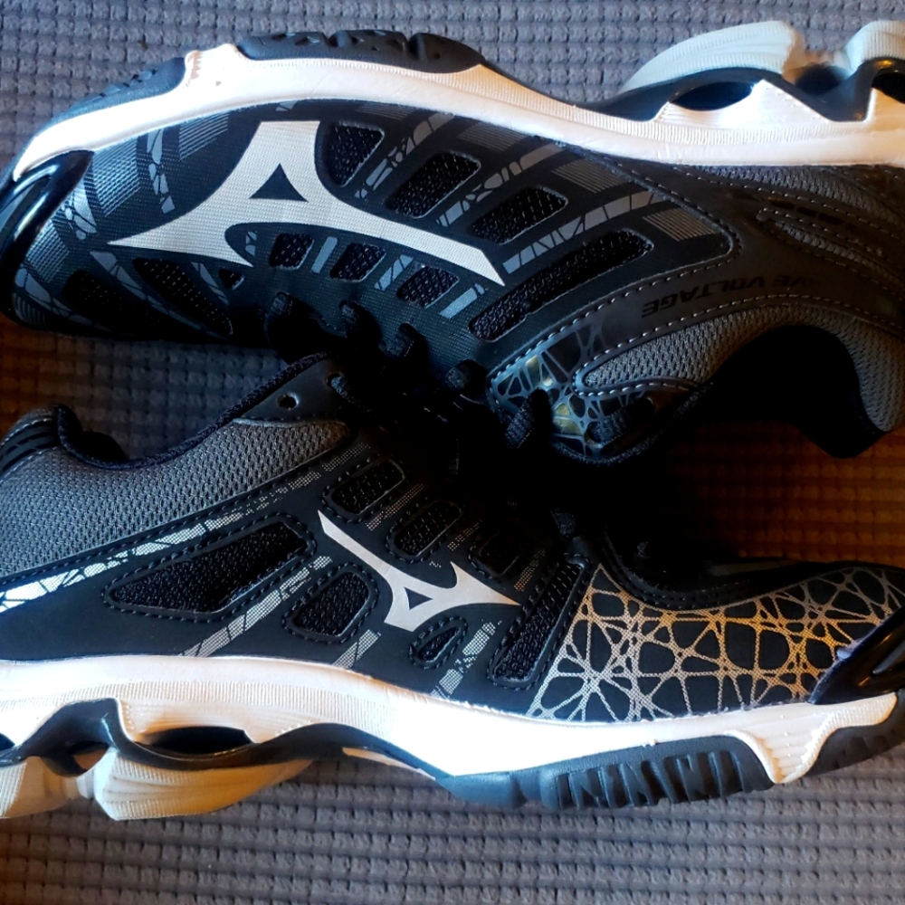 Mizuno Wavevoltage Women's Volleyball Shoes (US 7) *NEW IN BOX*